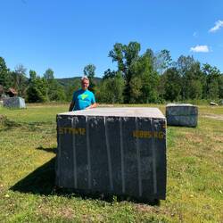 10 Tonnen wiegt dieser Block , Guido als Größen Vergleich