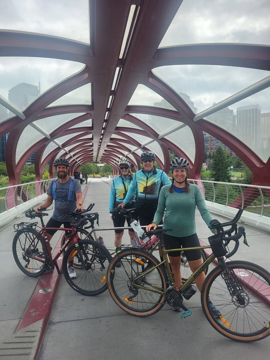 Gemeinsame Radtour inklusive Fotoshooting auf der 25 Mio $ Peace-Bridge