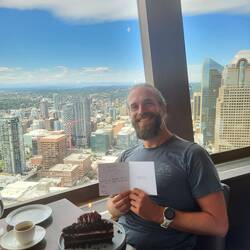 Geburtstagskuchen im Calgary Tower mit schöner Aussicht und Karte vom Personal