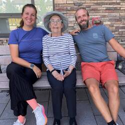 Oma Donna ist zwar älter, aber genau so besorgt um ihr Kind wie Mama Claudia