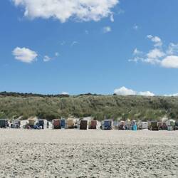 Ungefähr in der Mitte zum Strand hin ist unser Strandkorb.