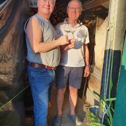 Die Herren beim Grillen