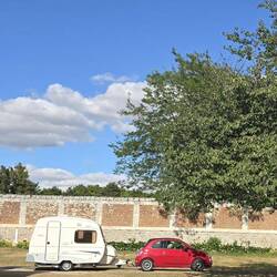 Fiat 500 mit Wohnanhänger fährt gerade auf unseren Campingplatz. 🤣