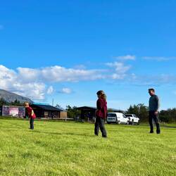 Frisbee spielen vor dem Zelt