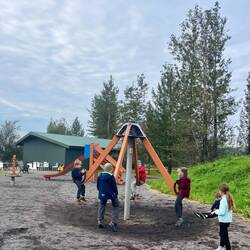 Zelten neben Geysir: nachts hörte man die Geysire und tags spielten die Kinder zusammen mit anderen