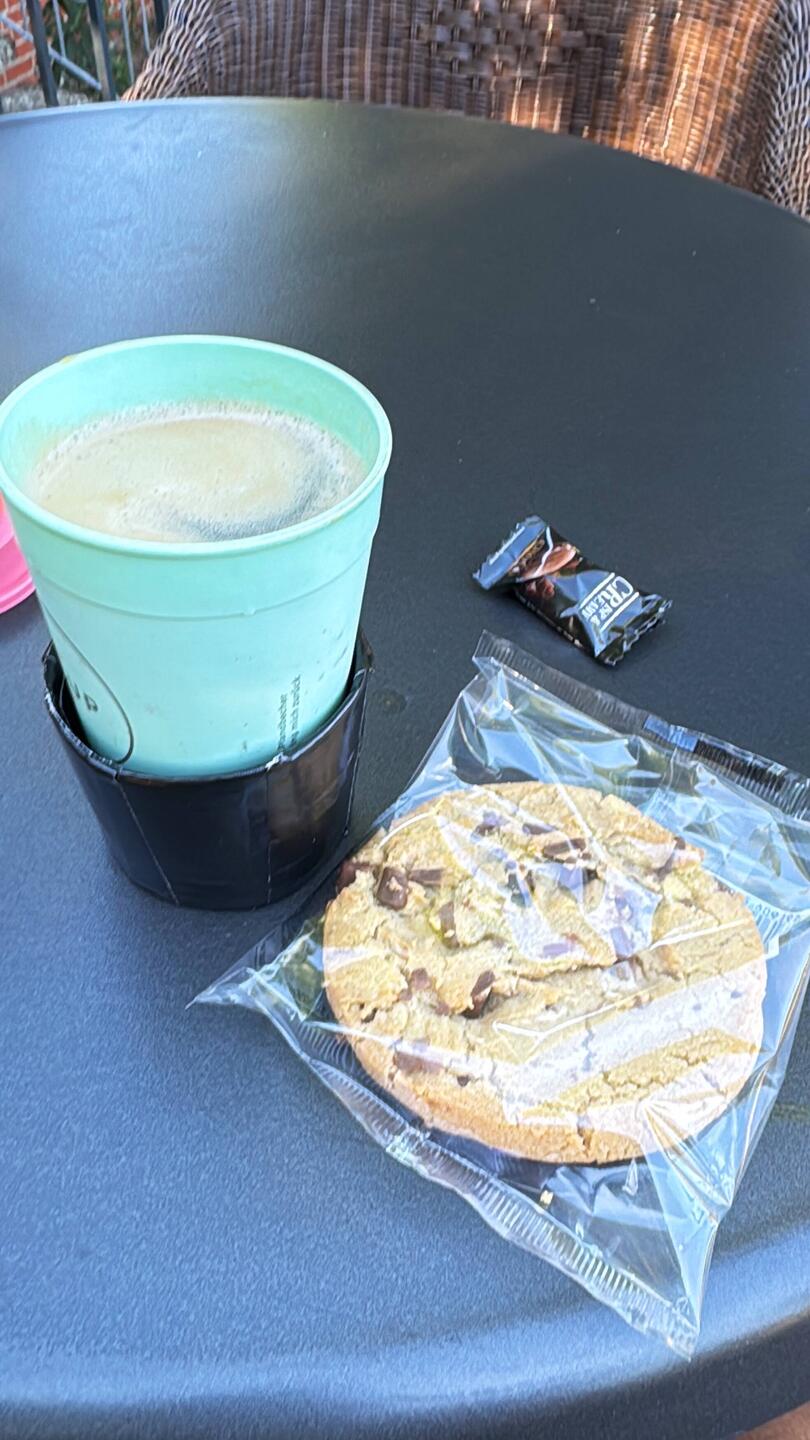 Kaffee und Keks für 6€ von der Campingplatz Rezeption, was will man mehr?