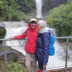 Helen und Erika sind beeindruckt von der Wassergewalt