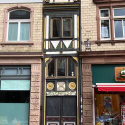 Das schmale Haus. Arme seitl. ausstrecken und du berührst die Seitenwände😳