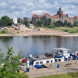 Hinten sind noch die Überreste der Carolabrücke zu sehen