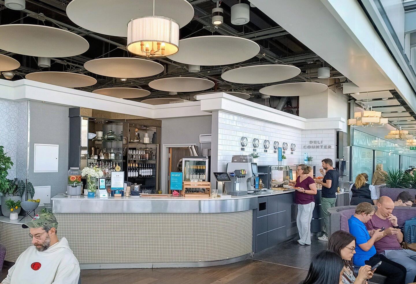 Abendessen in der Flughafen-Lounge in London