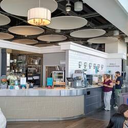 Abendessen in der Flughafen-Lounge in London