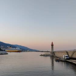 Im Hintergrund ist bereits eine Fähre zu sehen