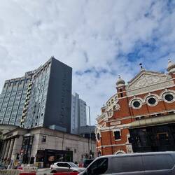 In oder zwischen diesen beiden Gebäuden sind 43 von insgesamt 70 Bomben explodiert