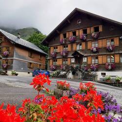 Pfarr- und Gemeindehaus am Dorfplatz