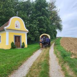 Eine hübsche Kapelle mitten auf der Wiese