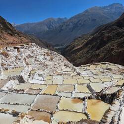 Maras Salt Mines, Salzwasser aus den Bergen wird in flachen Becken aufgefangen und sonnengetrocknet