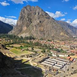Oben angekommen, die Aussicht auf das Dorf Ollantaytambo
