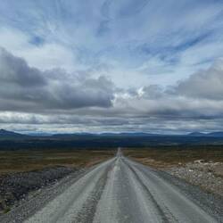 20 km Schotterstraße in die Ewigkeit