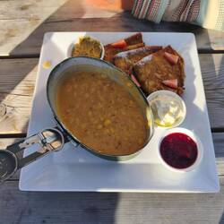 Erbsensuppe mit Pfannkuchen