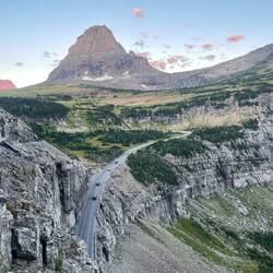 Direkt zu Beginn des Trails unter uns die Straße