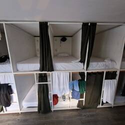 Ticuchi Hostal Oaxaca, Betten sehr bequem, Außenküche, Pool und Bar für 10€ pro Nacht.