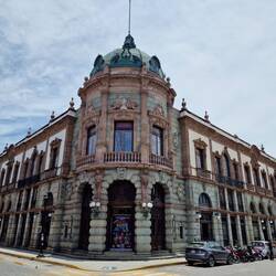 Altes Casino, heute Theater, Treffpunkt der Walking Tour