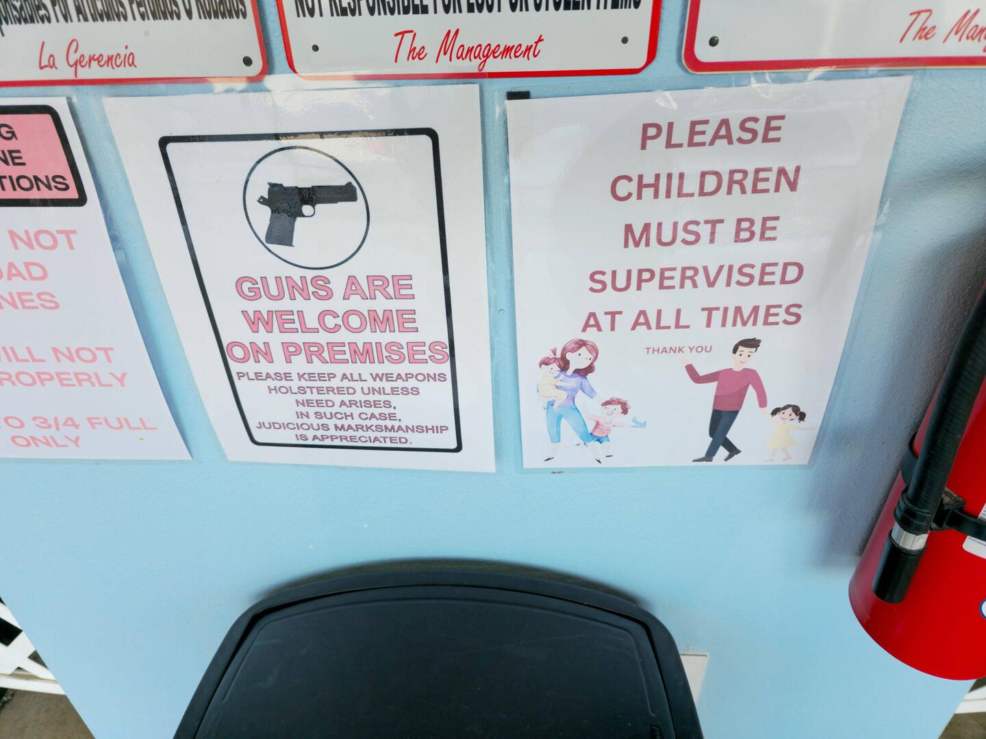 Kinder sind gefährlicher, wie Waffen (Die Zettel hingen im Waschsalon)