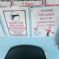 Kinder sind gefährlicher, wie Waffen (Die Zettel hingen im Waschsalon)
