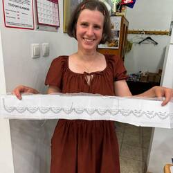 Hier wird gestickt an einem Kragen