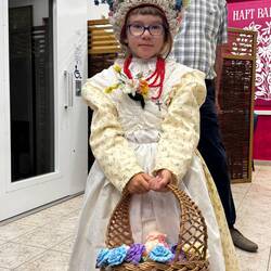 Marisza empfängt uns mit Papierblumen