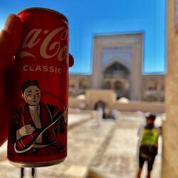 Coca Cola con disegni locali