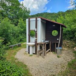 typisches Sanitärgebäude