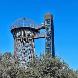 Torre dell'acqua trasformata in ristorante panoramico