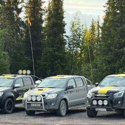 Wie RC-Cars mit den Fähnchen drauf.