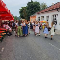 Die Jugend ist da - schön in Tracht