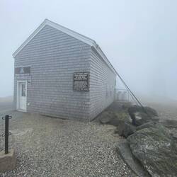 Ankunft Gipfel Wolken, 10 Grad Celsius und 50km/h Wind und NULL Sicht. Die Hütte ist angekettet!