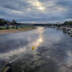 Dunkke Wolken über der Elbe