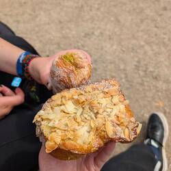 Pistazien-Cruffin und Mandeltoast aus der Bäckerei St. Jean - schmackofatz