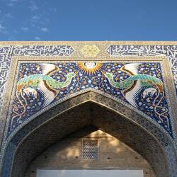 Der Pischtak der Nodir Devonbegi Madrasa. Auffällig sind die beiden Simurgen (Könige der Vögel)