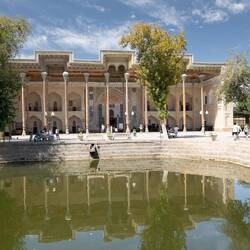 Bolo Hauz Moschee, die Moschee der 40 Säulen, 20 echte und 20 gespiegelte