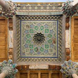 Holzschnitzereien an der Decke der Bolo Hauz Moschee