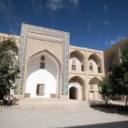 Im Innenhof der Modari-Khan-Madrasa