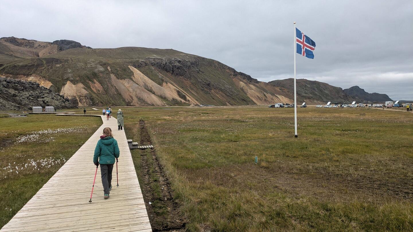 Was bleibt ist natürlich Natur pur, hier mit Flagge in Landmannalaugar