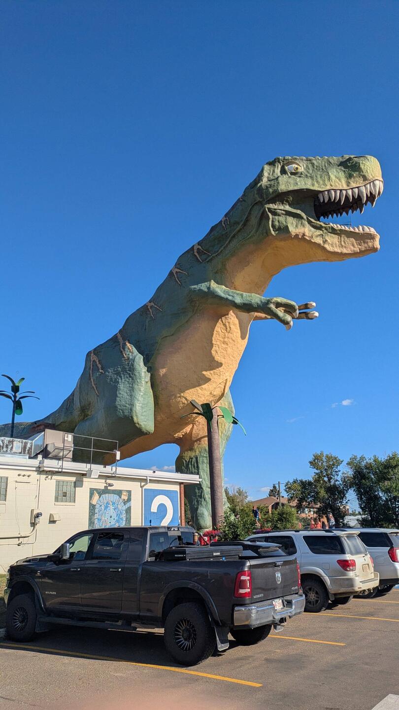 Oversized Autos mit oversized Dino
