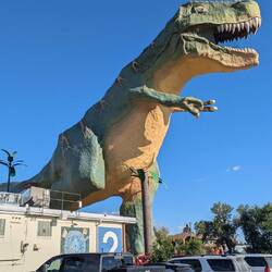 Oversized Autos mit oversized Dino