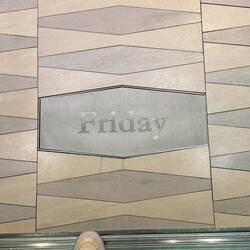 Fließe im Fahrstuhl mit dem aktuellen Wochentag ( wird täglich gewechselt)