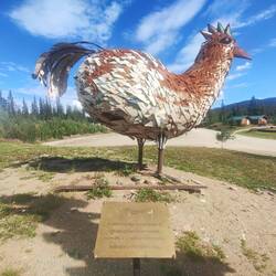 Von Schülern aus recycelten Schulschließfächern hergestellt.