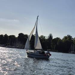 Bijou unter Segeln