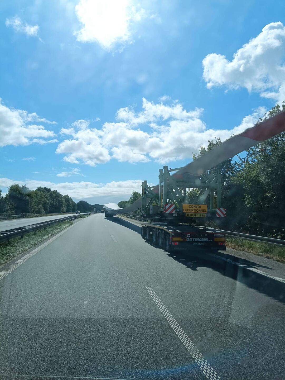 Schwerlast-Transporte mit Flügeln für Windkraft sorgen für Verzögerungen