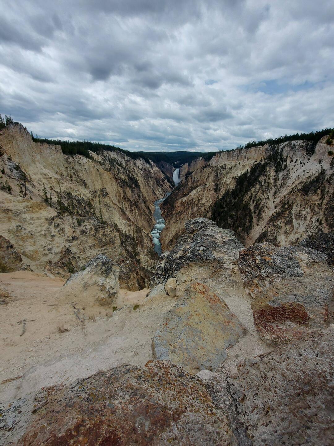 Wasserfall und Canyon.